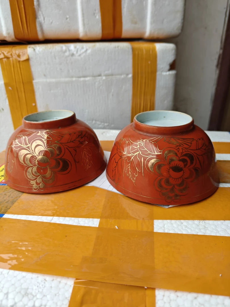 1对红色花碗摆件，全品！非假不退！手绘描金陶瓷矾红