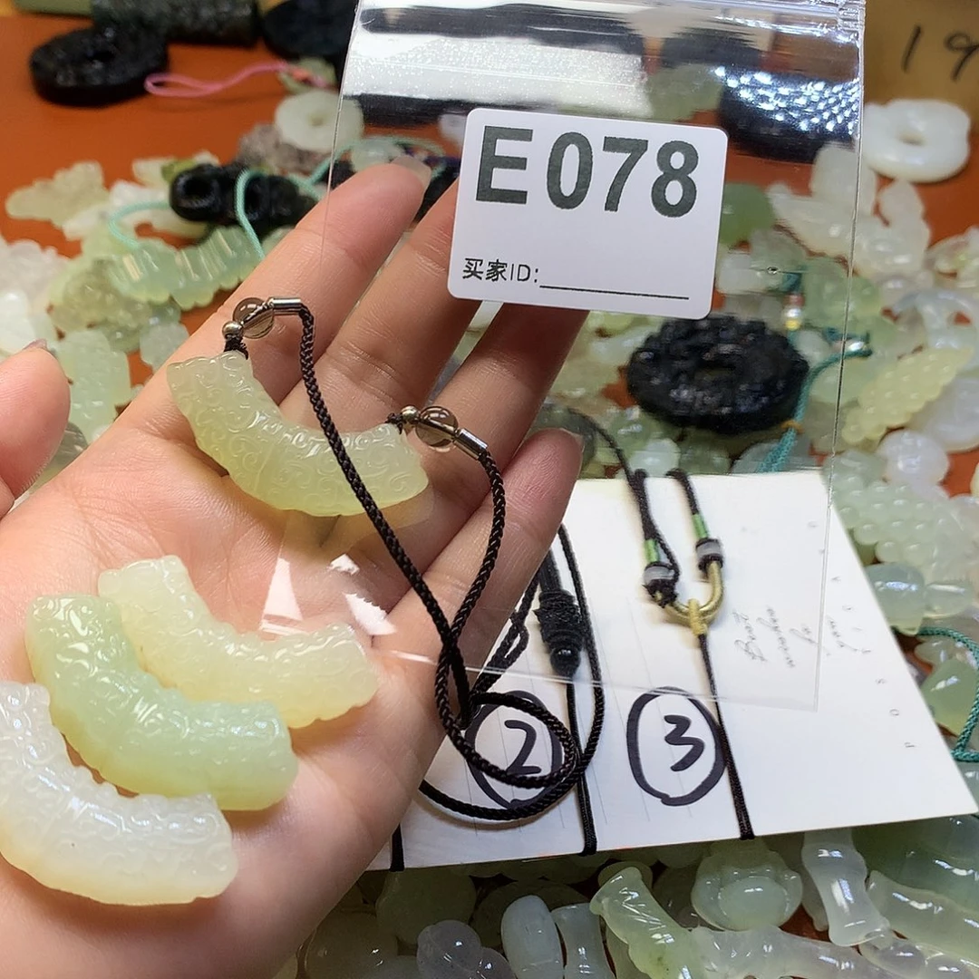 蛇纹石玉颈饰合金幽**兰