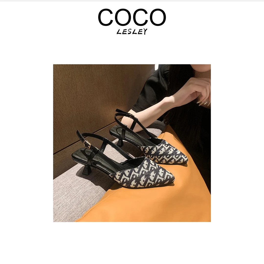 【COCO LESLEY】时尚性感妩媚尖头凉鞋女2025新款印花细跟包头凉拖