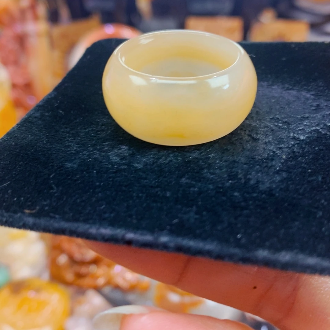 未镶嵌石英质玉（黄龙玉）颈饰