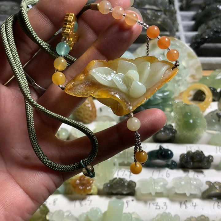 蛇纹石玉未镶嵌颈饰暴风雪荷花