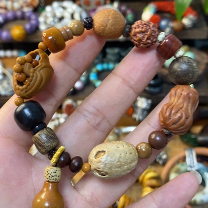 翡翠手镯未镶嵌翡翠