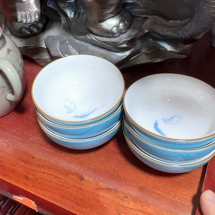 主人杯一个，瓷。。。品茗