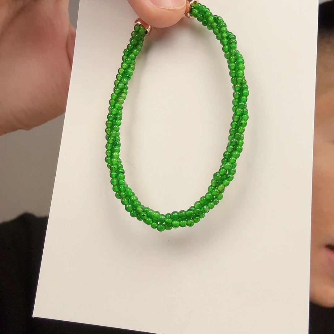 翡翠未镶嵌颈饰一件