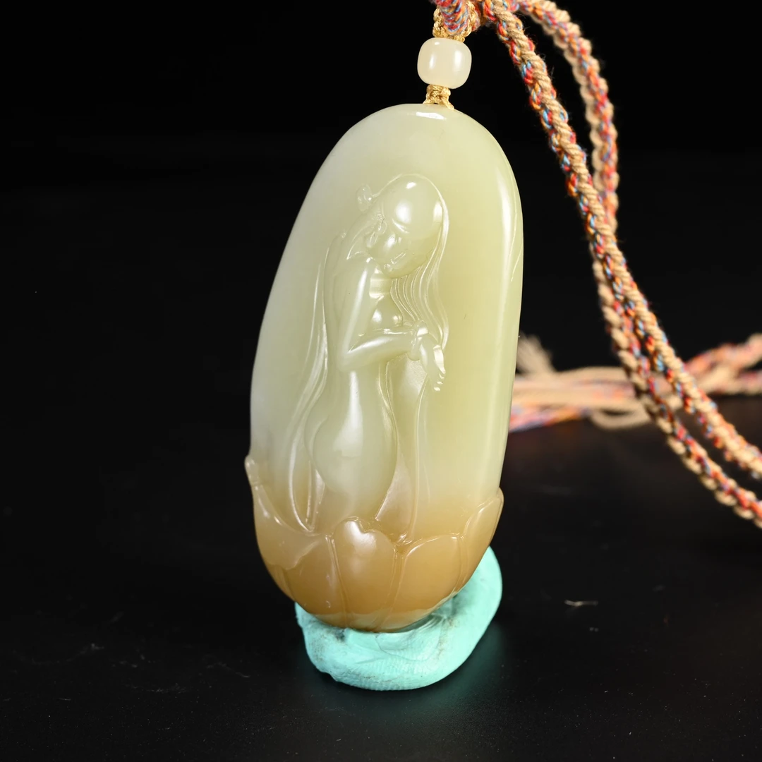 Lot8841 2510290001和田玉且末糖玉美人挂件/保利