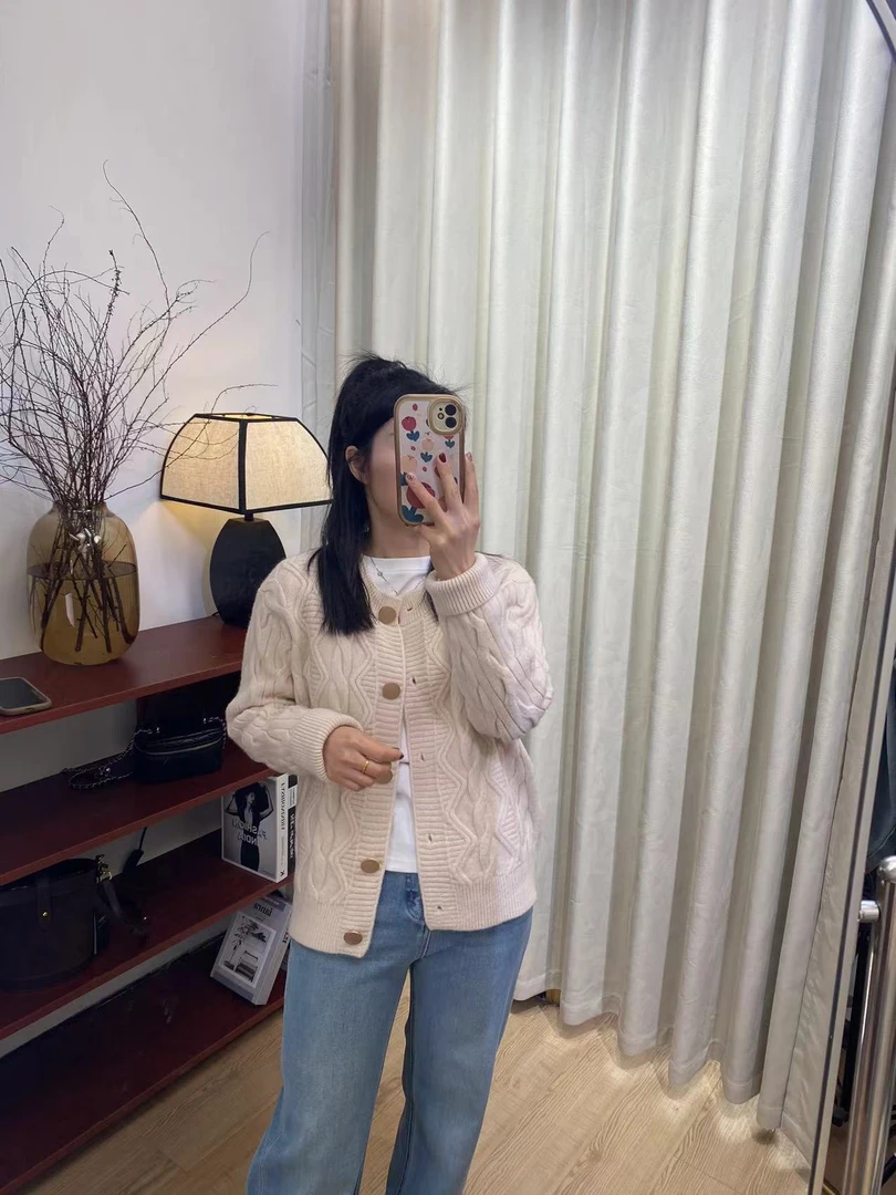 【慧慧精选】春季新品 大扣子短款毛衣外套