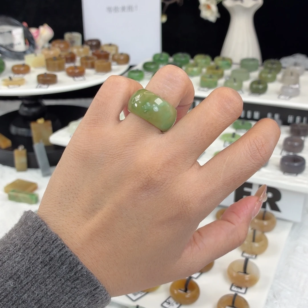 和田玉（糖玉）未镶嵌戒指Q63黑羊洞轮胎16.8不退换