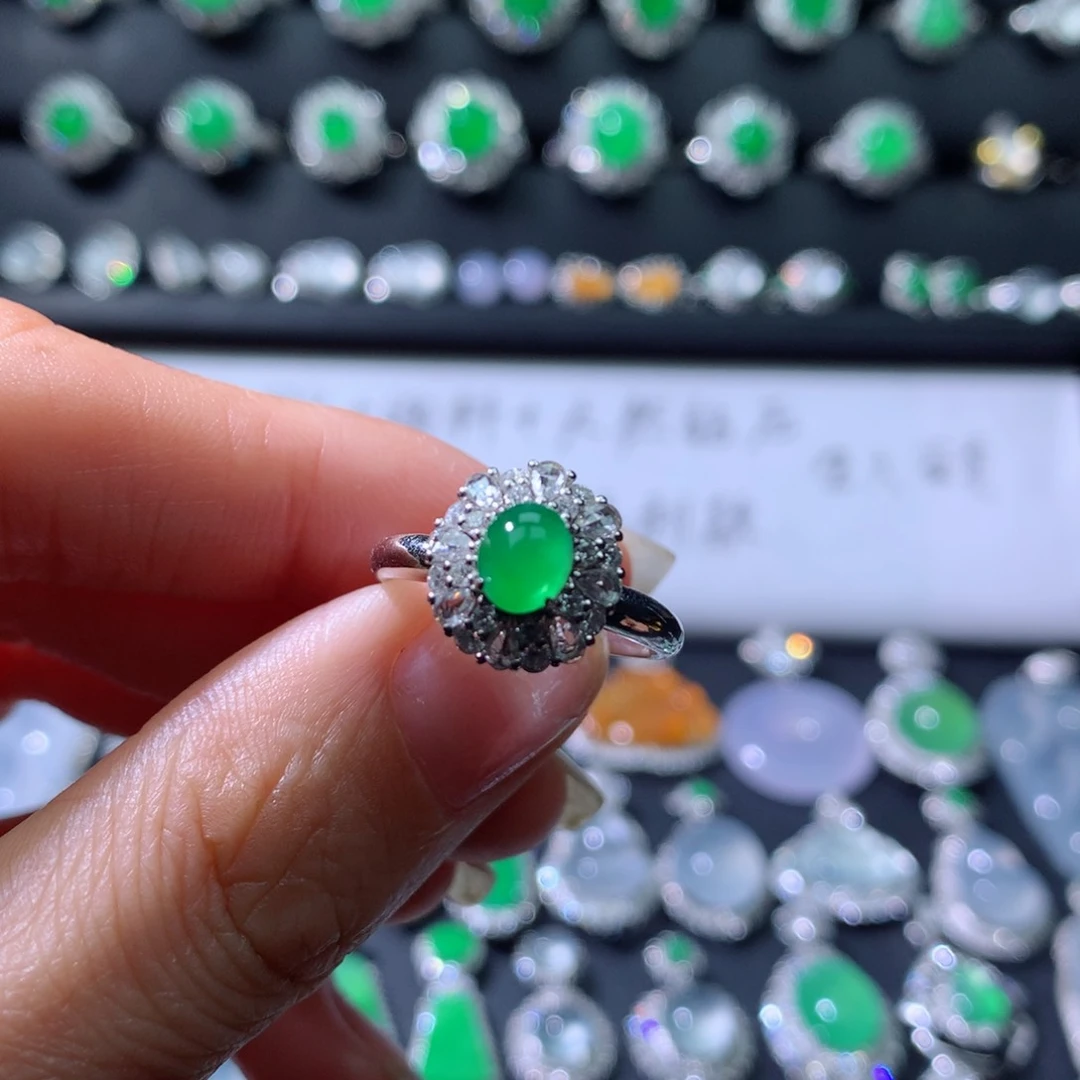 18K金镶嵌戒指翡翠伴钻