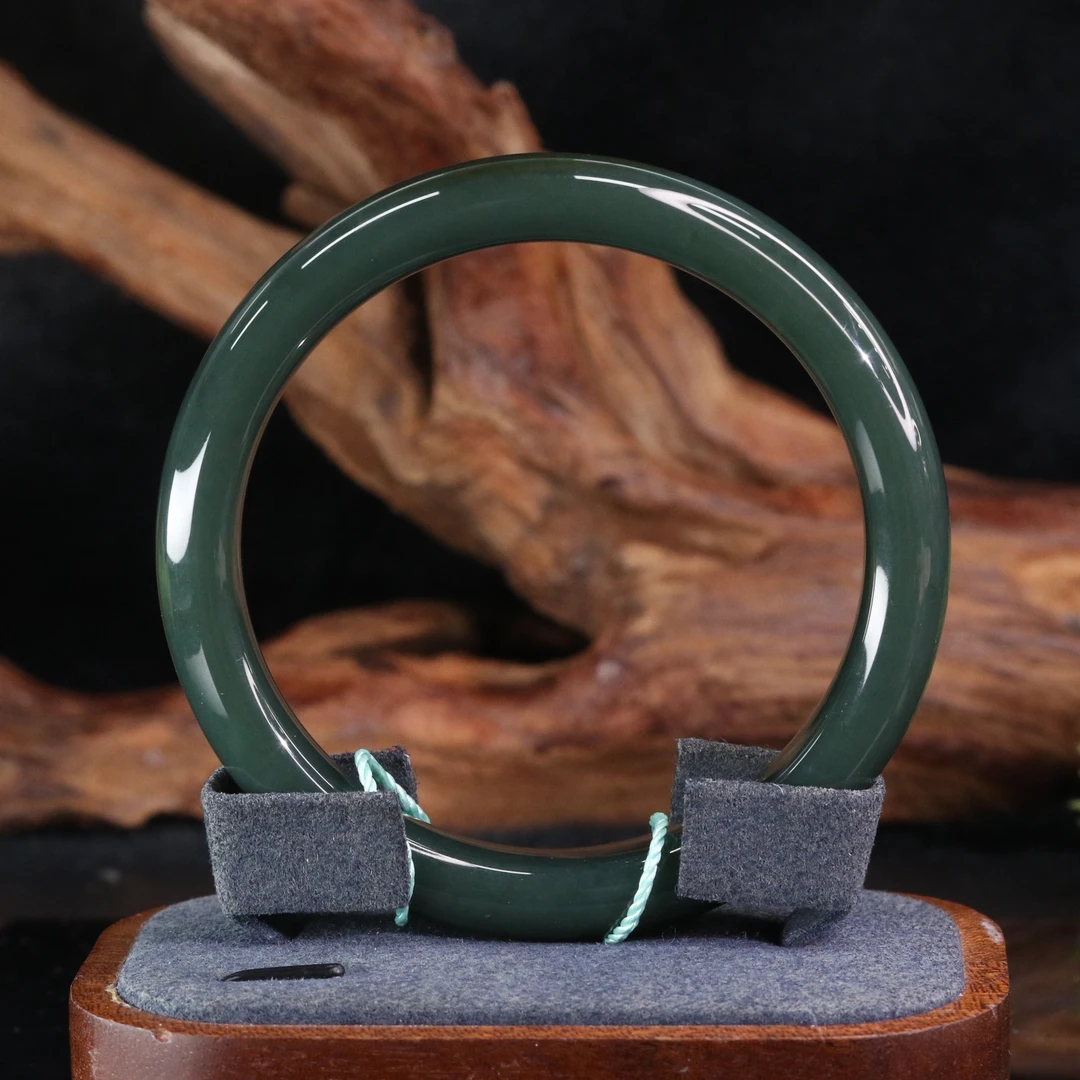 39和田玉手镯63圈/200361保利厦门拍卖