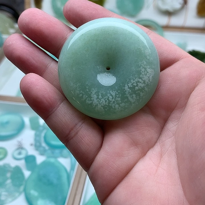 岫玉未镶嵌颈饰平安扣