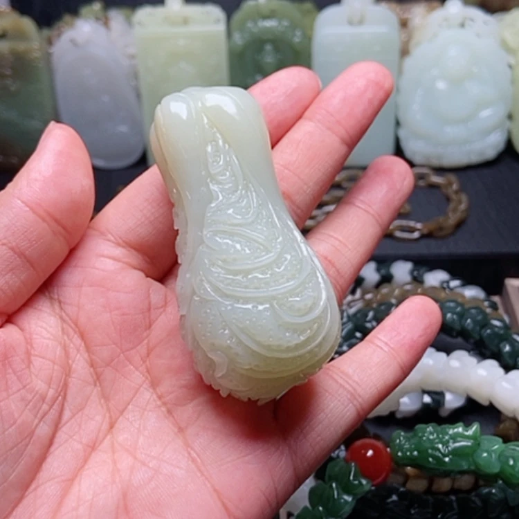 【闪购商品】和田玉未镶嵌颈饰乡**路