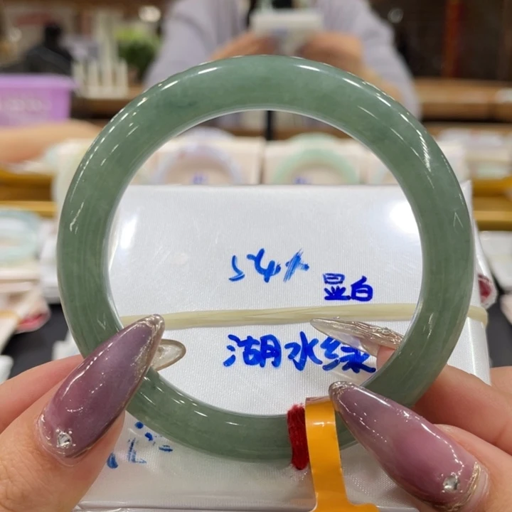 翡翠手镯未镶嵌翡翠