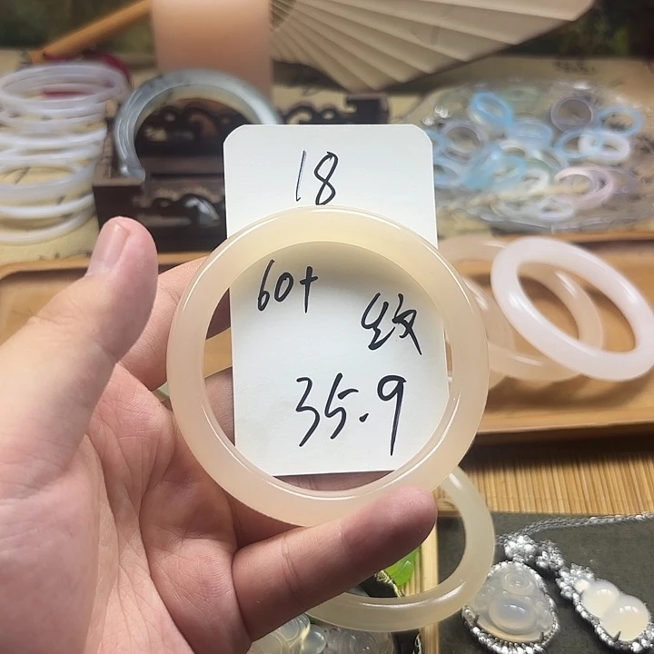 石英质玉手镯未镶嵌18