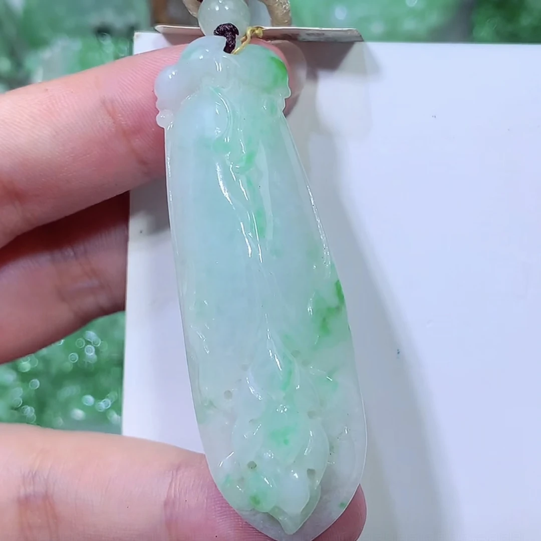 缅甸天然A货翡翠飘绿玉兰花吊坠