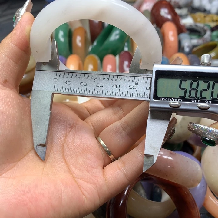 未镶嵌手镯石英质玉