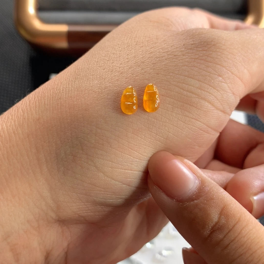 翡翠未镶嵌颈饰一对豆子