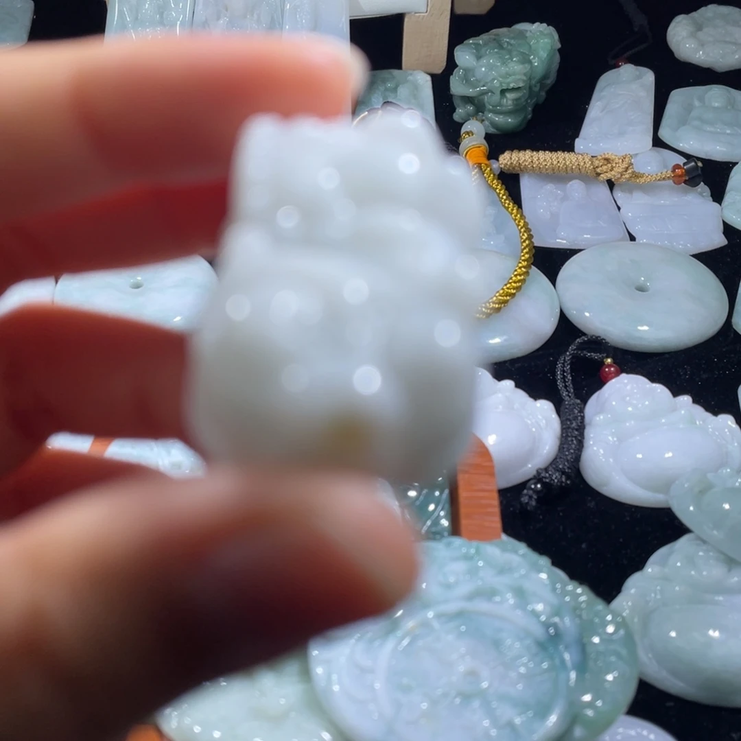 翡翠未镶嵌颈饰貔貅