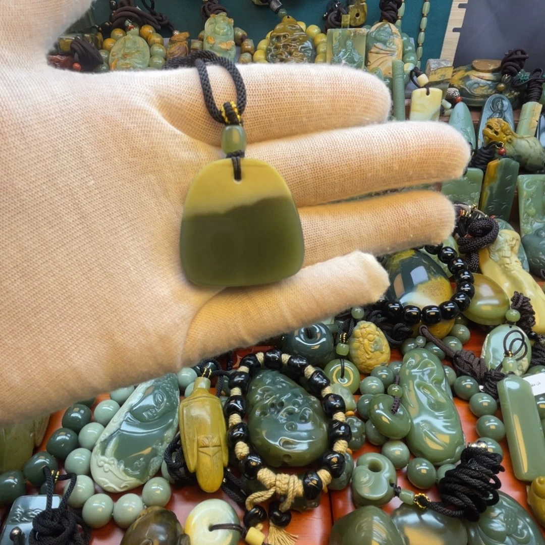 岫岩老玉（透闪石质玉）未镶嵌颈饰