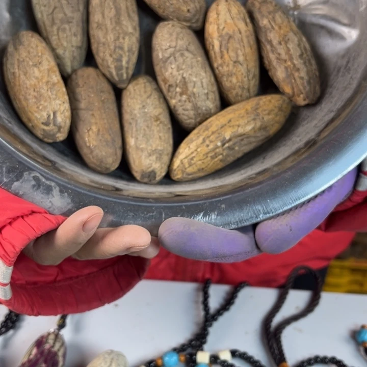 千眼菩提吊坠 对。啊，千眼菩提刷料 10 个。