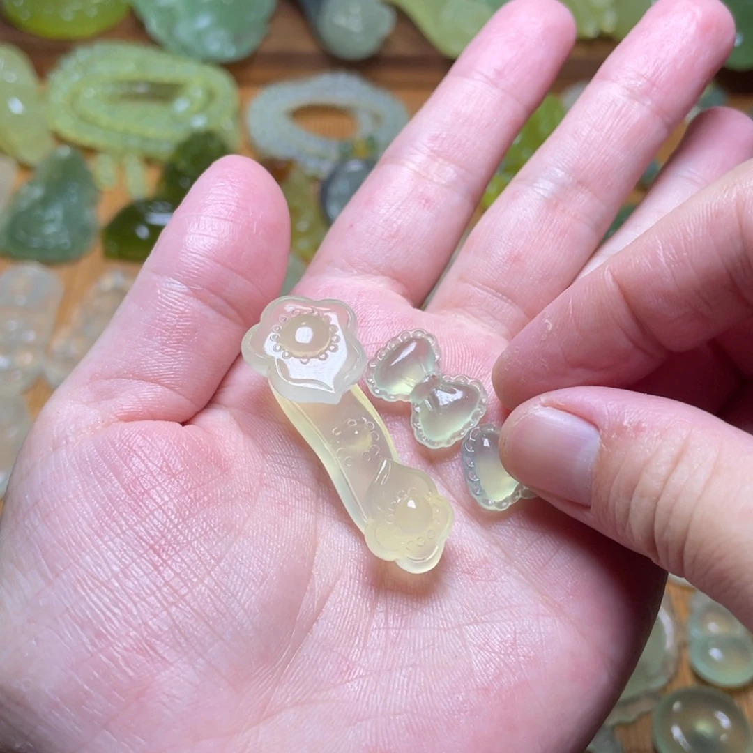 陈***雁蛇纹石玉未镶嵌吊坠