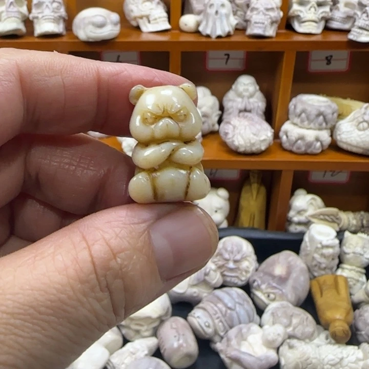 非金属配饰鹿角雕刻小熊