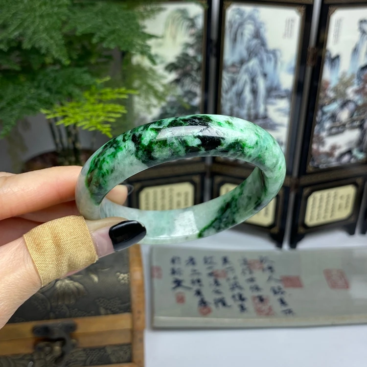59.3藓加绿飘花正圈手镯  天然翡翠A货手镯