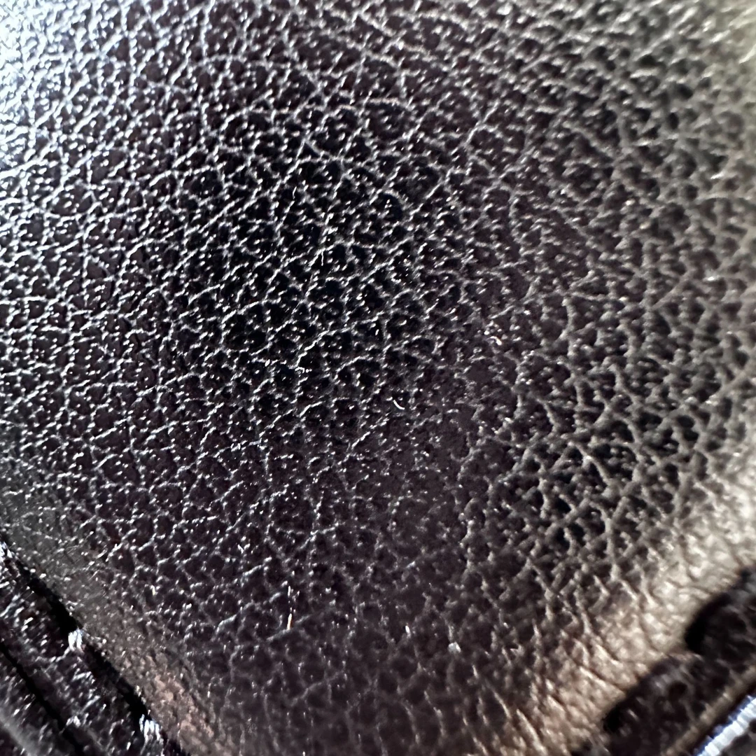 （全新未使用）黑色皮皮化妆包！带礼盒！了了！黑枕头！化妆包！