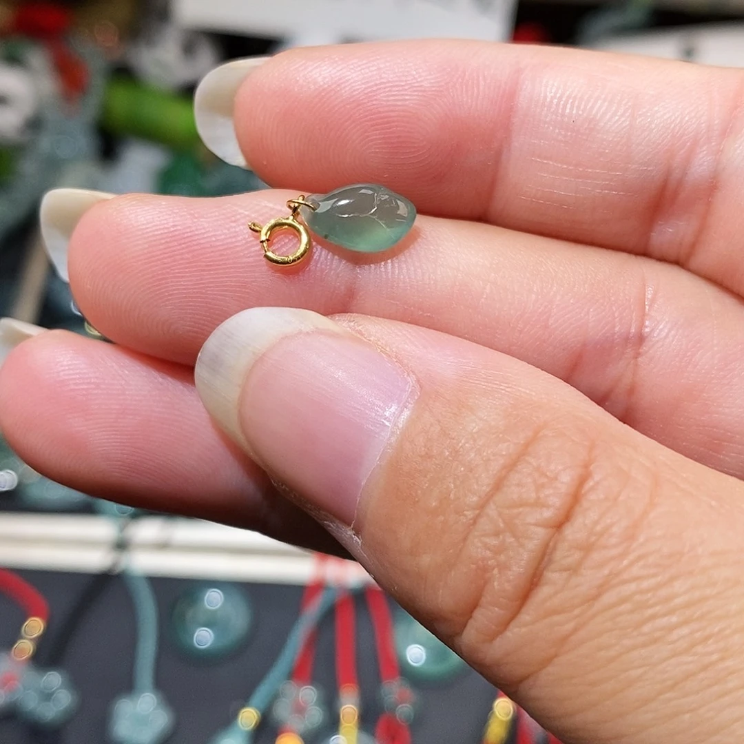 翡翠18K金镶嵌颈饰玉兰花小滴溜