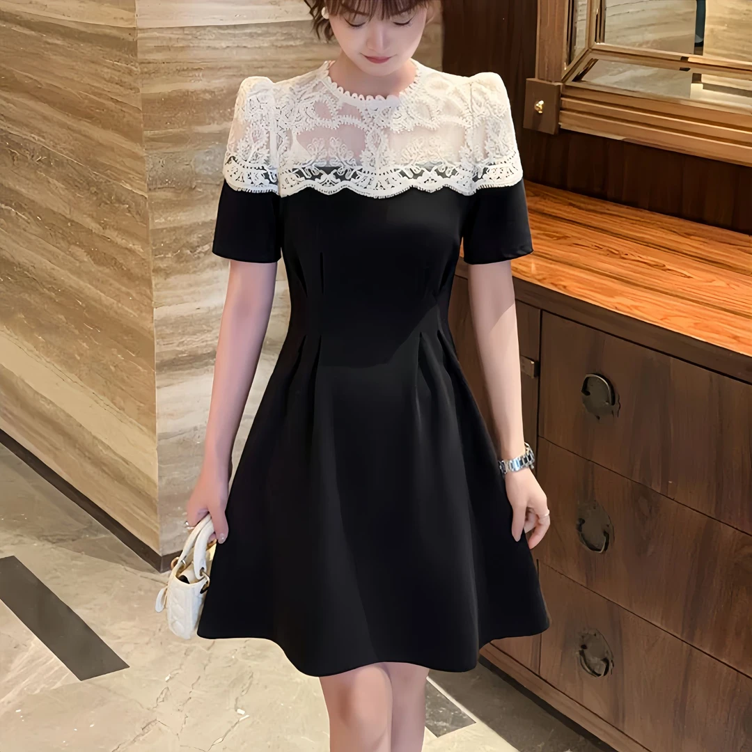 2025夏款时尚感法式风情蕾丝拼接黑色显瘦遮肚A字女士连衣裙凸显