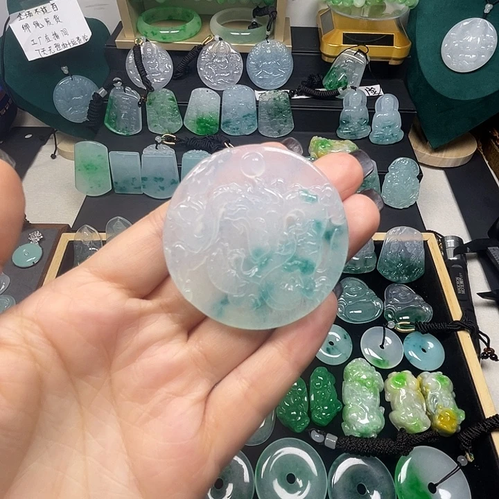 翡翠未镶嵌颈饰龙牌