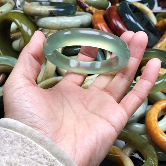 蛇纹石玉手镯未镶嵌小**画