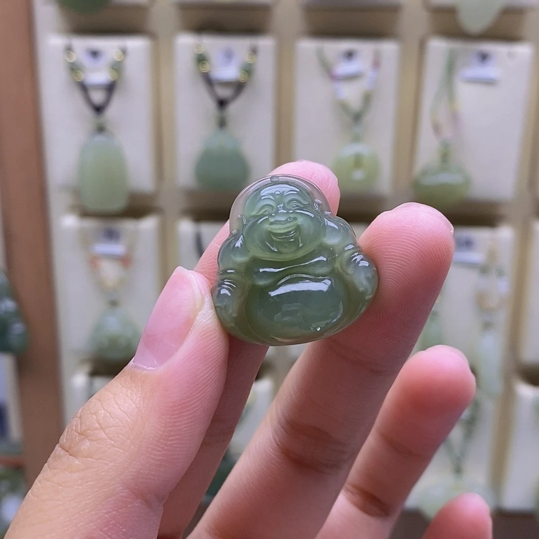 陈***静和田玉未镶嵌颈饰