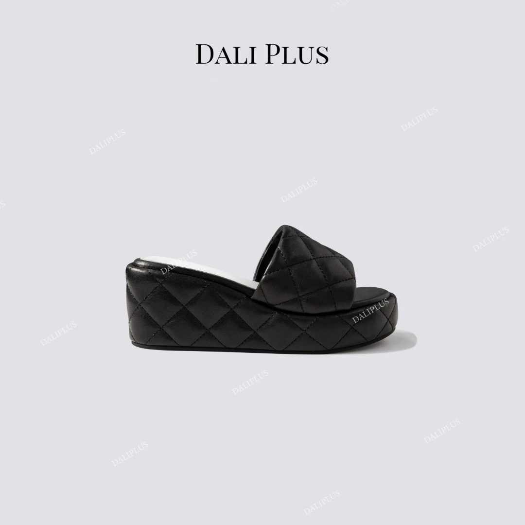 “小香软包厚底拖鞋”全细纹羊皮防水台一字拖鞋-D5PS4187