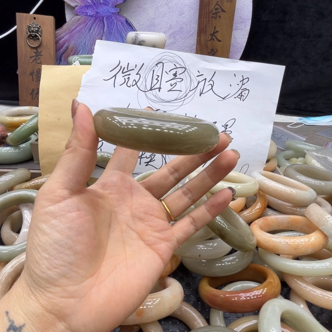 汤***圆石英质玉未镶嵌手镯