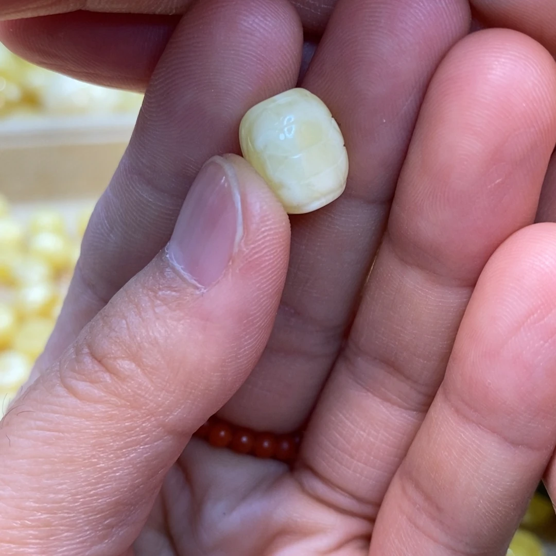 裸石琥珀未镶嵌原矿蜜蜡配珠