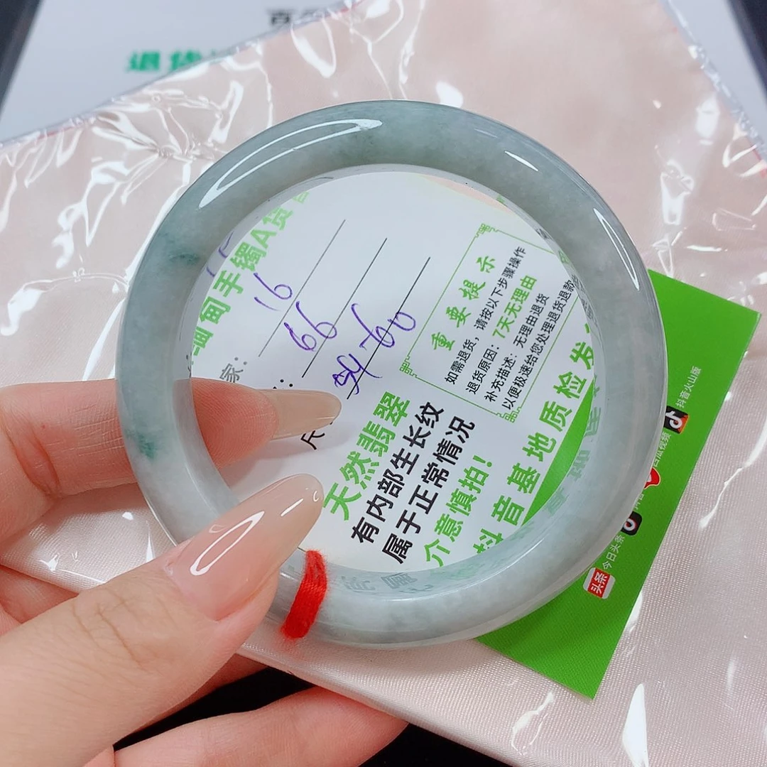 翡翠手镯未镶嵌翡翠