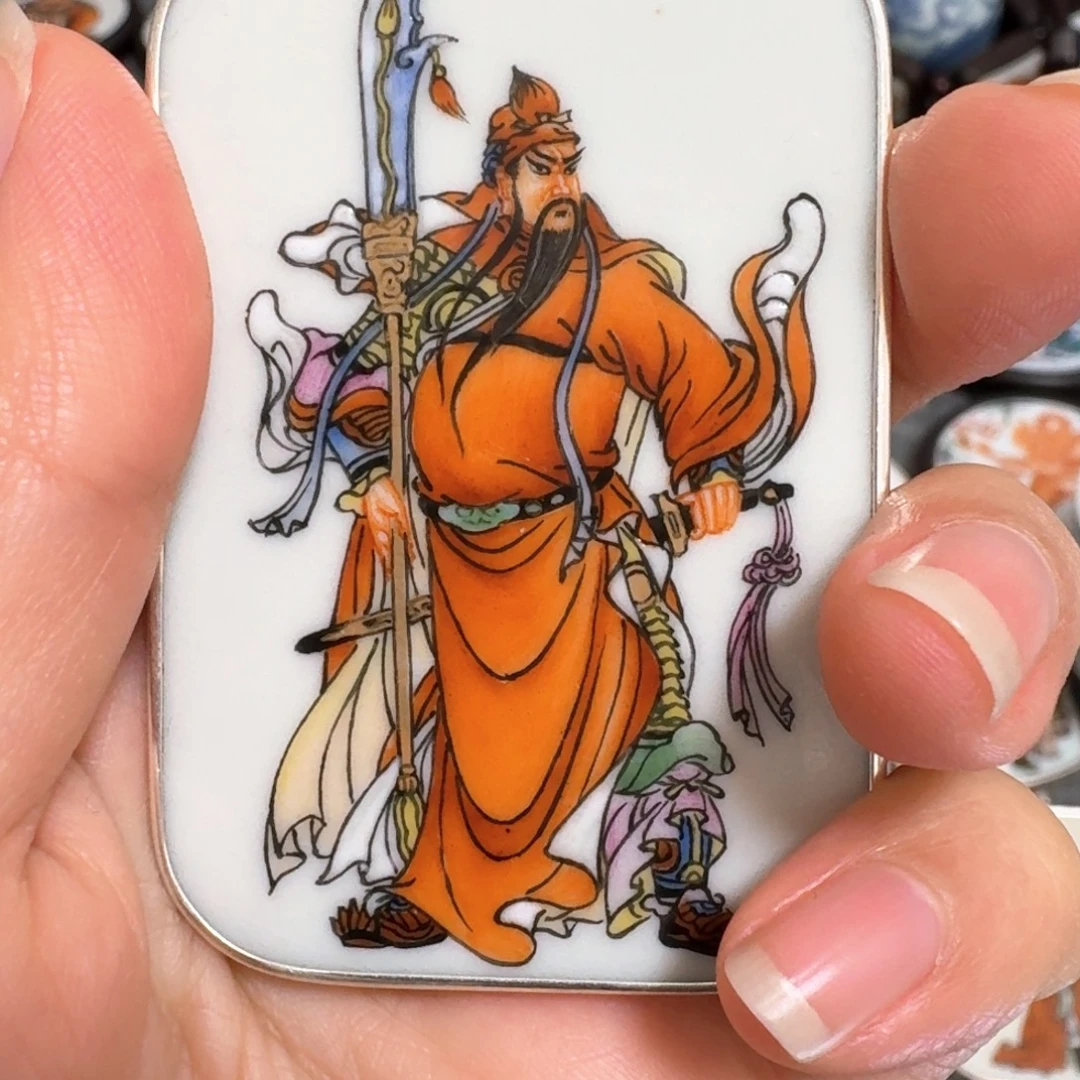 周***耀瓷片粉彩纯银关二爷