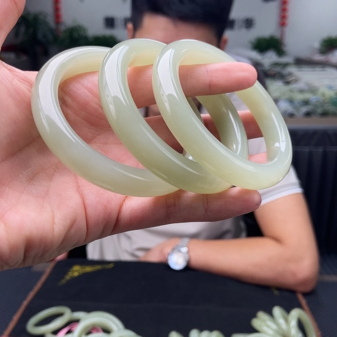 未镶嵌手镯和田玉50-60颜色多样性发拍一发一