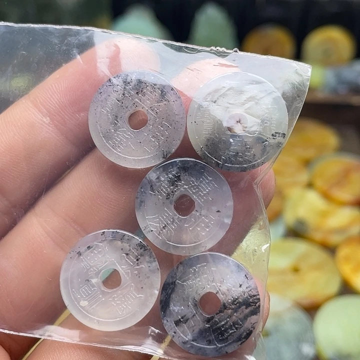 蛇纹石玉挂件合金钱****多