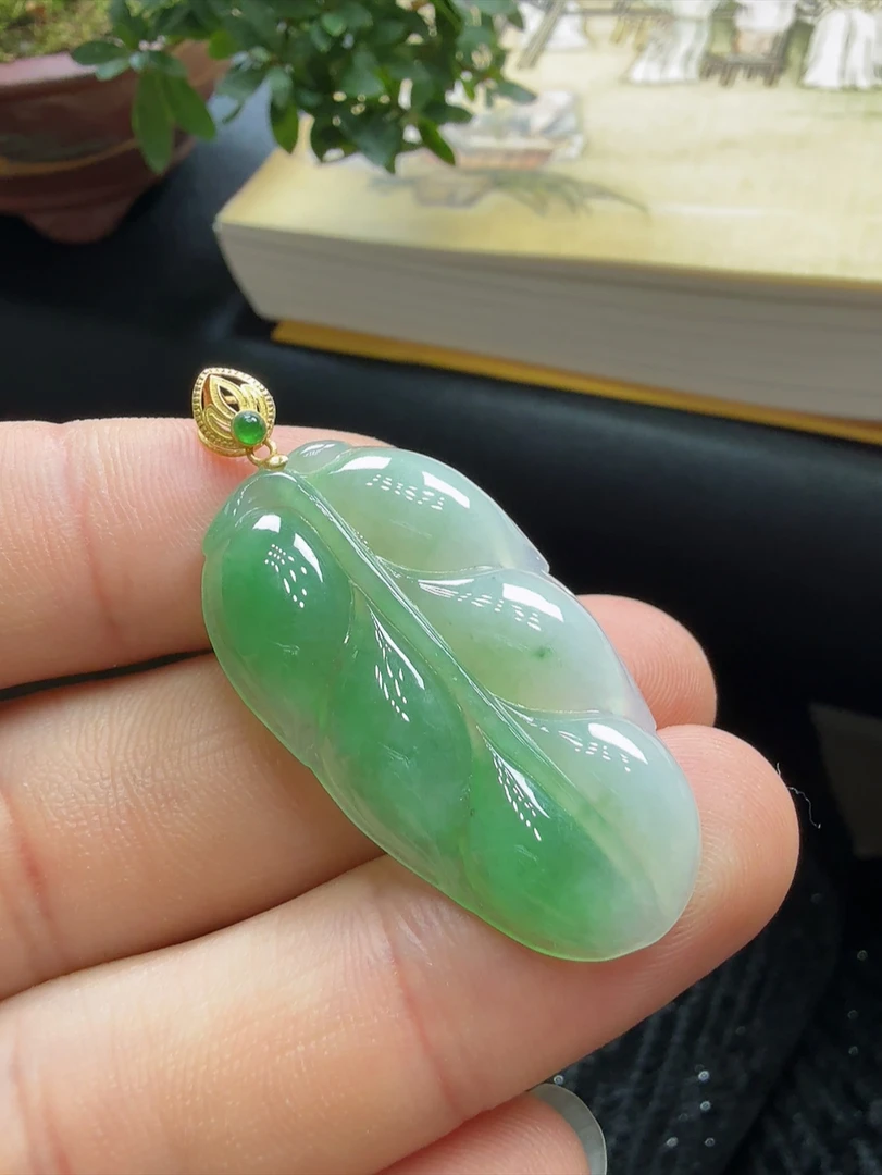 天然A货翡翠叶子，尺寸44.5/37/20.5/4mm