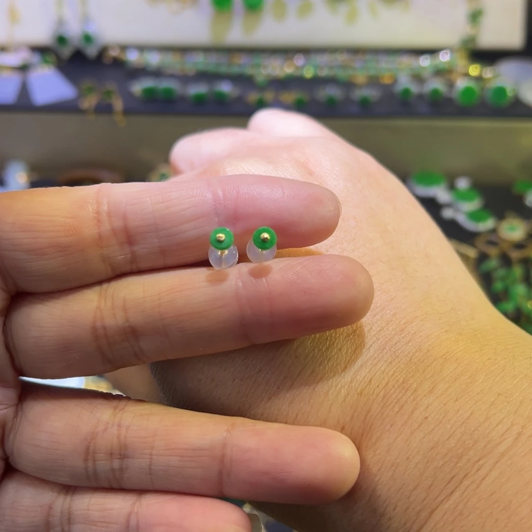 颈饰18K金镶嵌翡翠耳钉