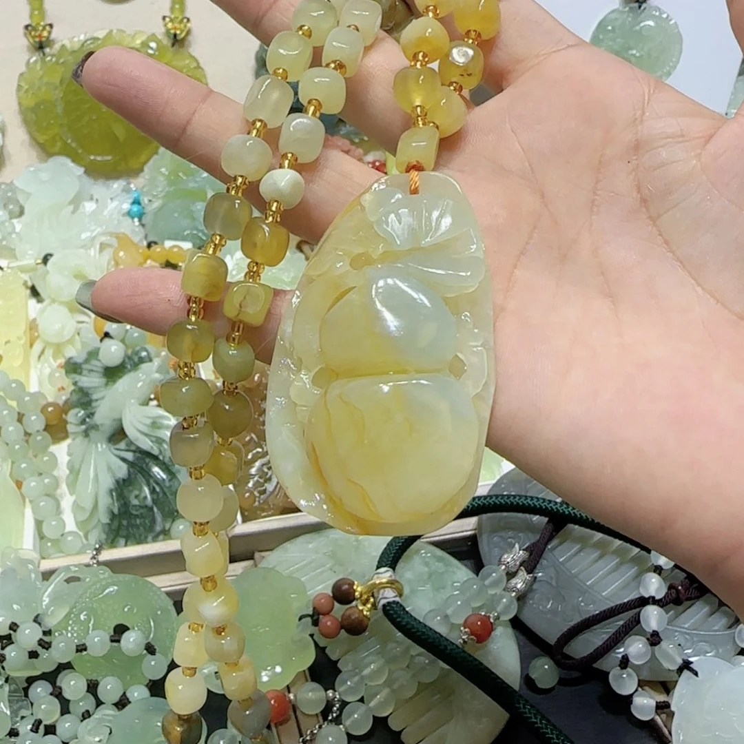 未镶嵌蛇纹石玉吊坠