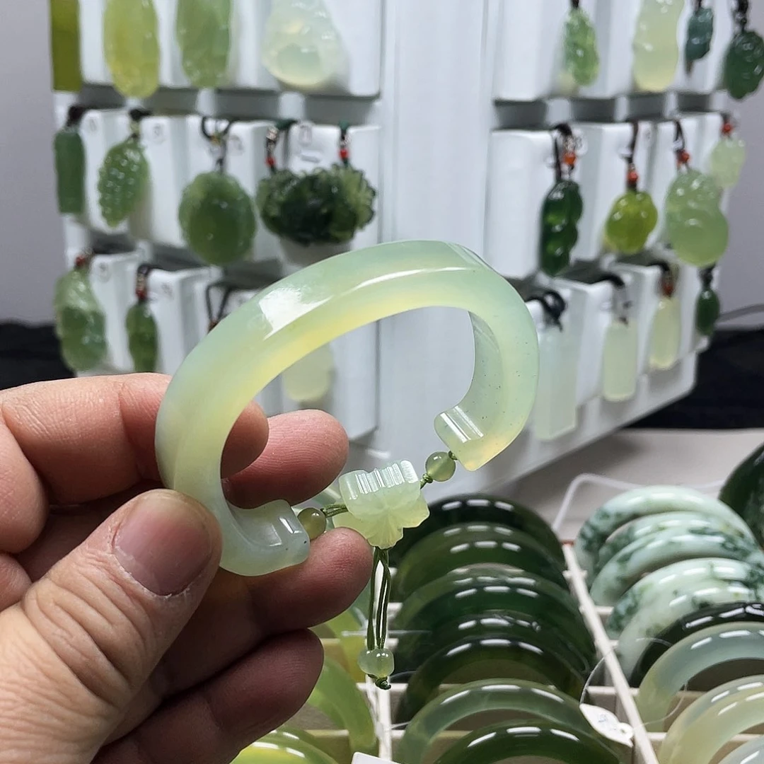 蛇纹石玉手镯未镶嵌