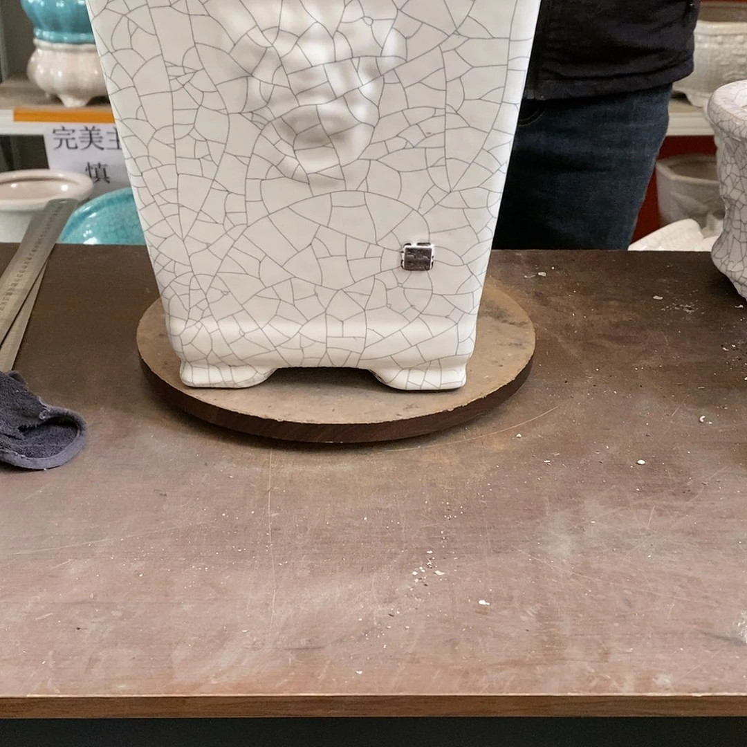 瑕疵花盆里装满鲜花