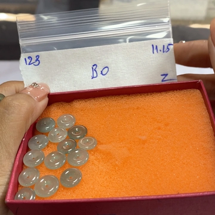 给***乐定制翡翠未镶嵌不退