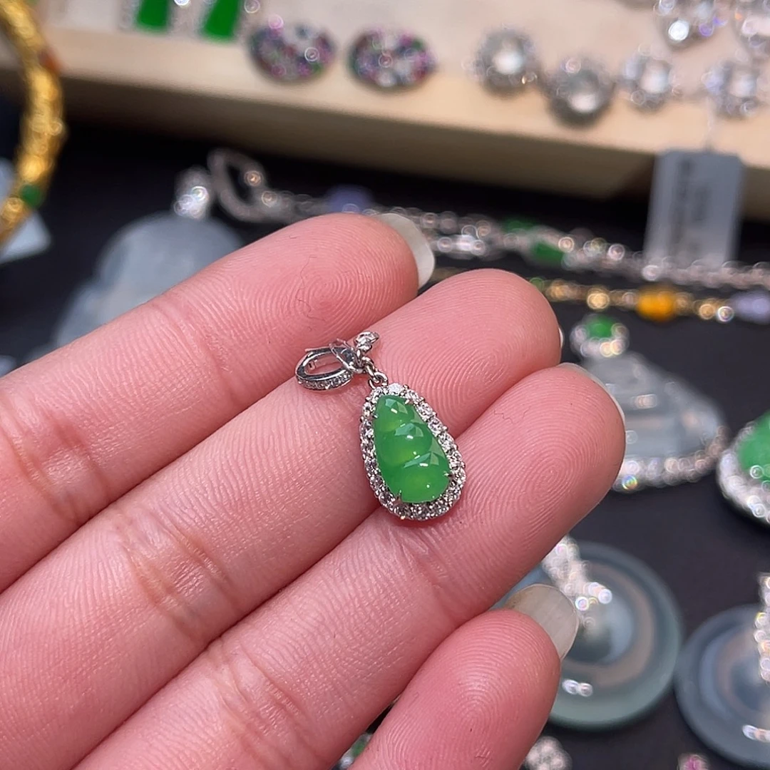 翡翠18K金镶嵌颈饰豆子