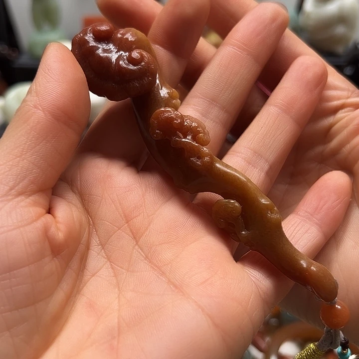 蛇纹石玉手把件未镶嵌牵****酒