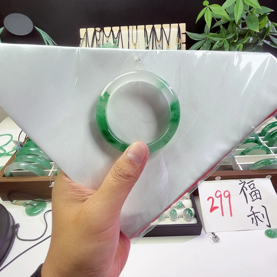 ****流未镶嵌手镯石英质玉52.2