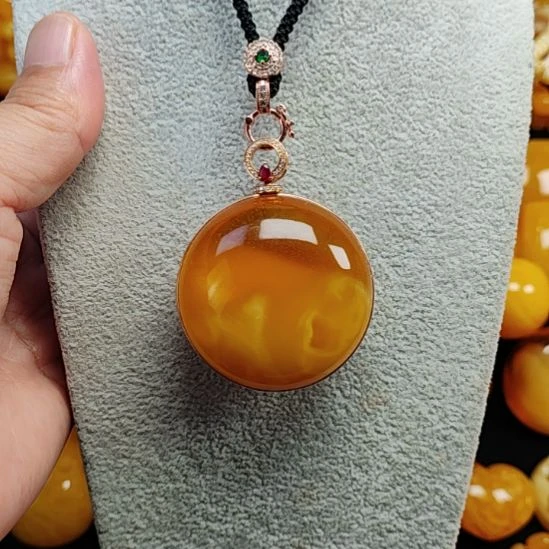 18K金镶嵌吊坠(赠链)蜜蜡