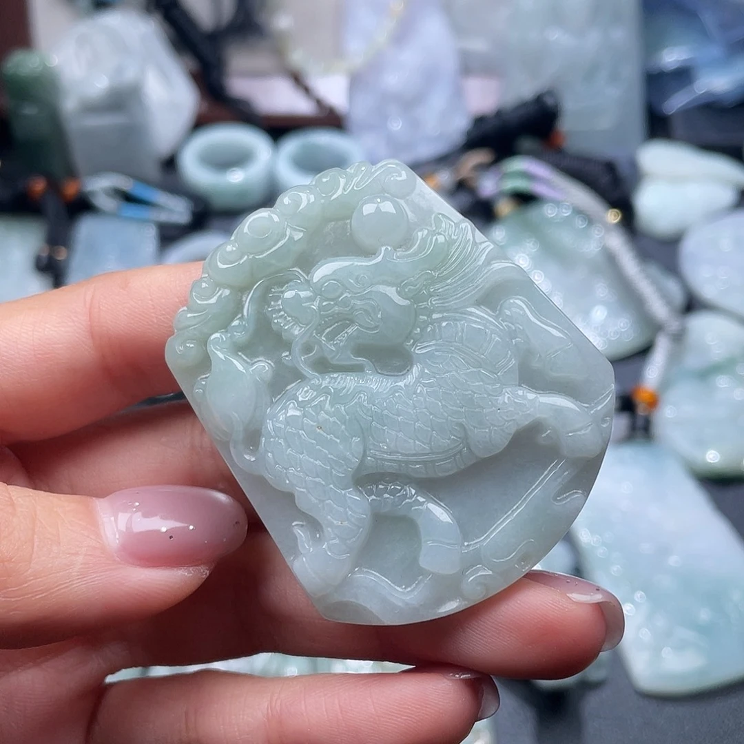 翡翠未镶嵌颈饰有裂